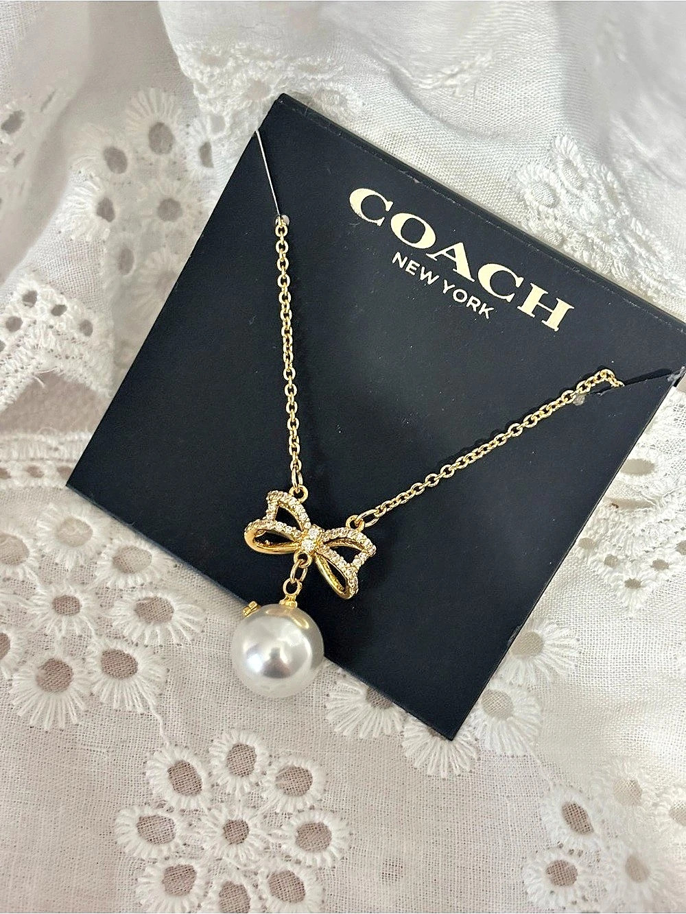 COACH Pearl Bow Choker Necklace Bow Pearl Pendant Necklace in Gold & White
